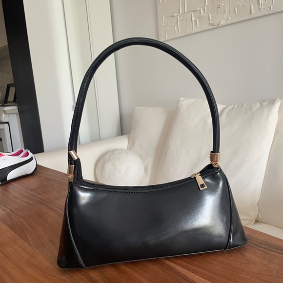Off Duty Minimalist Baguette Handbag - Picture 4 of 5